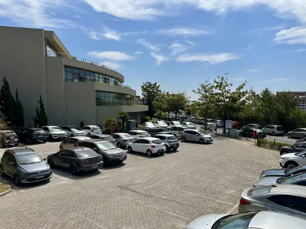 Pátio de estacionamento externo com carros estacionados