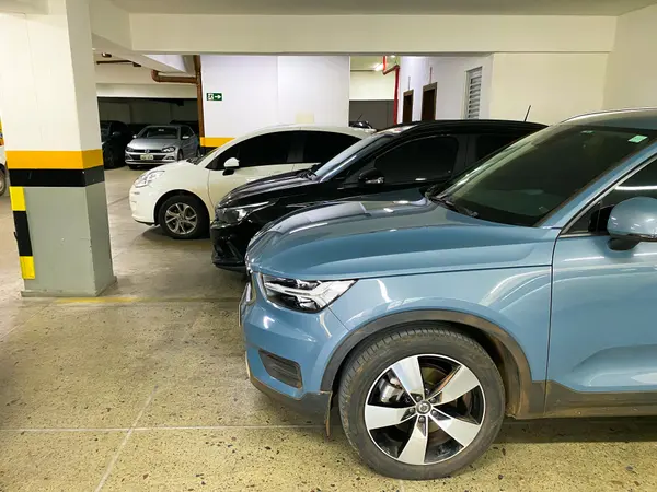 Vagas cobertas em garagem com carros estacionados